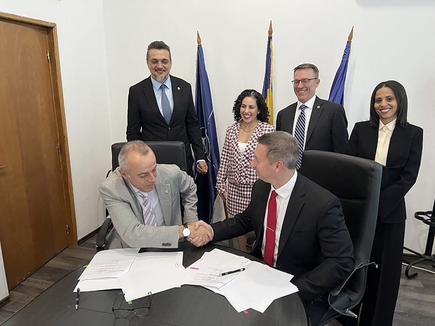 Signataires du protocole d'accord entre Northrop Grumman et ROMARM