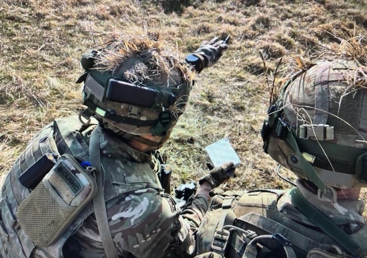 Officier stagiaire utilisant l’équipement Cubic Tactical Engagement Systems lors de l’exercice Dynamic Victory