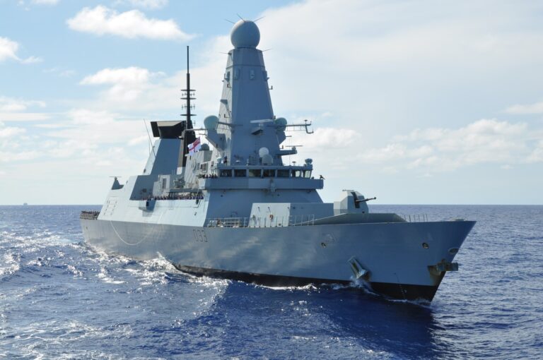 Le destroyer britannique HMS Dauntless s’intègre au groupe aéronaval français Charles de Gaulle