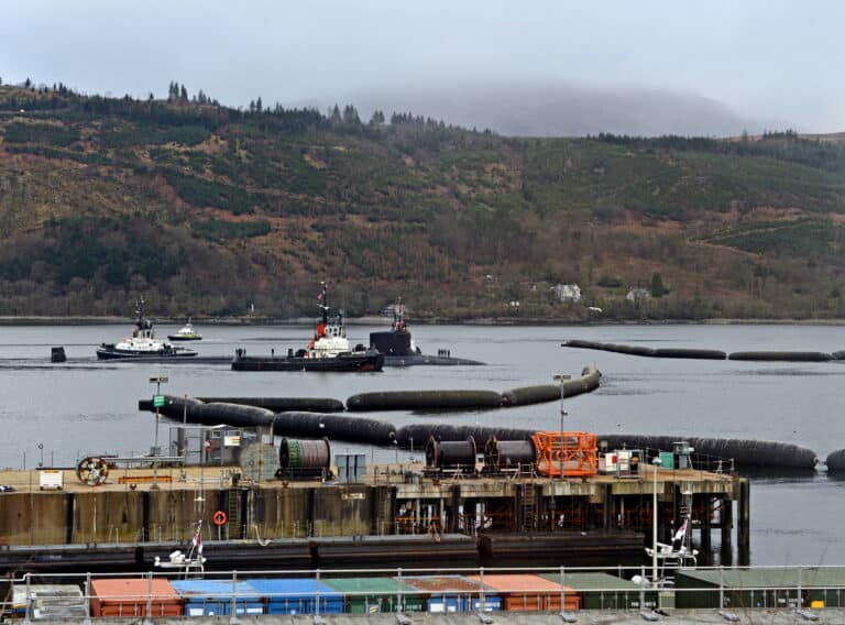 Les stagiaires sous-mariniers de la Royal Navy valident leur formation à la base HMNB Clyde