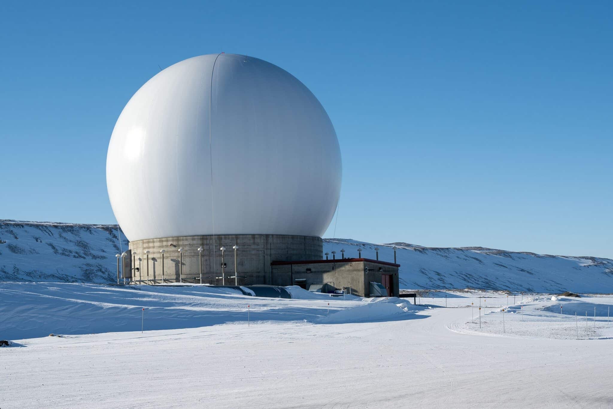 Dôme radar de la 23e escadron des opérations spatiales, base spatiale de Pituffik, Groenland