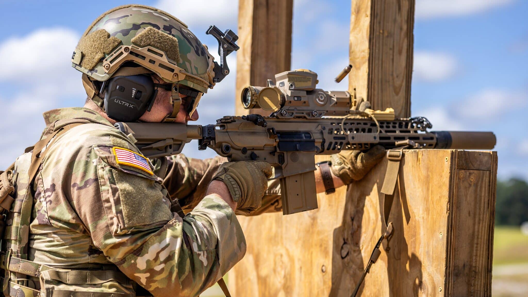 Soldat américain tirant avec le M7 lors d’un exercice de qualification à Fort Stewart, Géorgie, le 20 juin 2024.