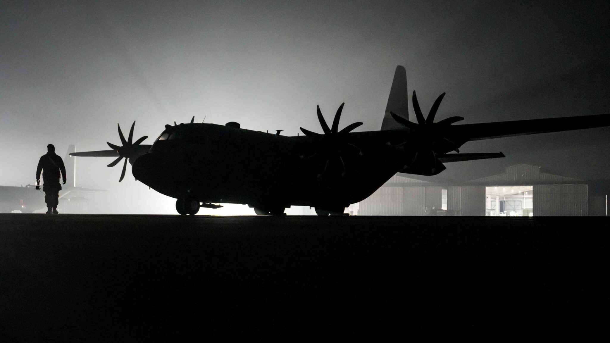 Un commando aérien passe devant un C-130 Hercules du 152e Airlift Wing lors de l’exercice Southern Star '25 à Santiago, Chili, le 29 mai 2025.