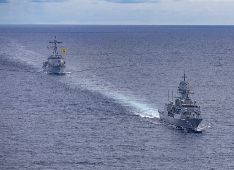 Un navire de guerre australien ignore les avertissements chinois lors d’un transit en mer de Chine méridionale