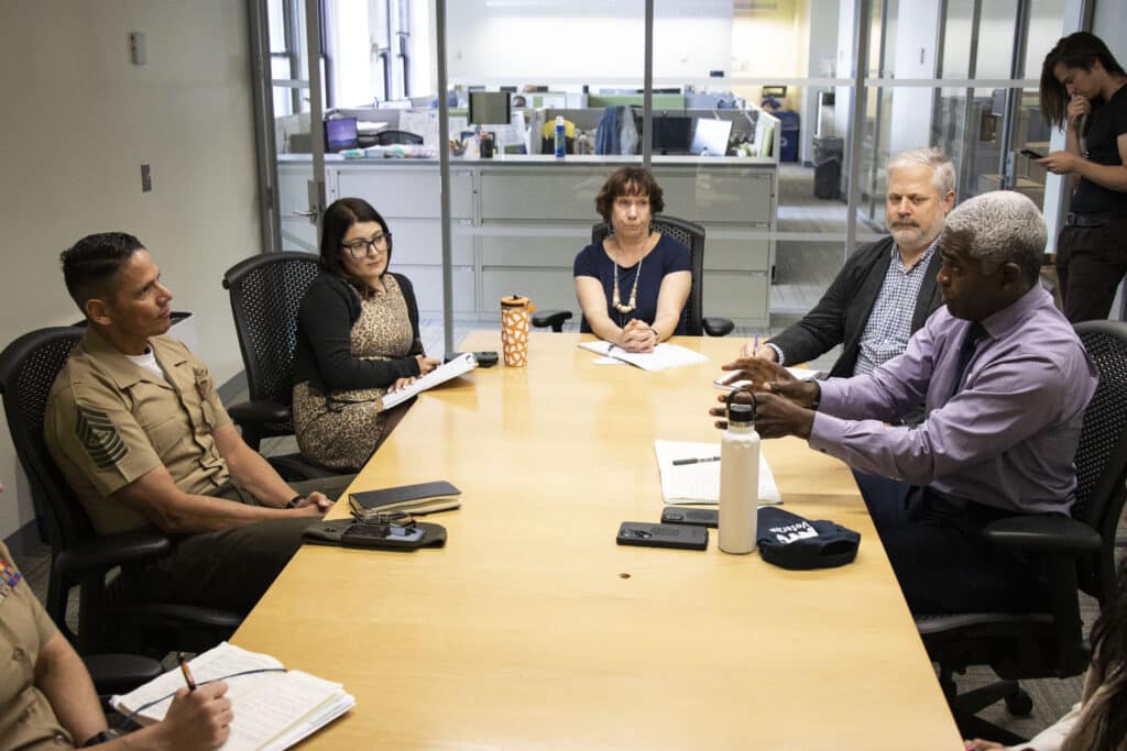 Le plus haut gradé des Marines lance un appel émouvant pour « tendre la main à quelqu’un »