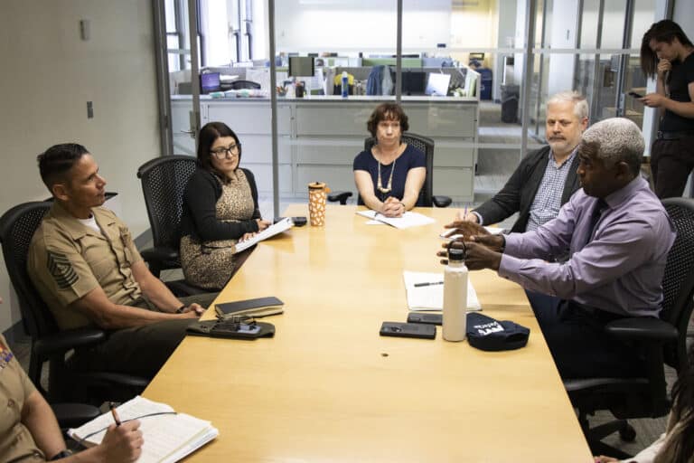 Le plus haut gradé des Marines lance un appel émouvant pour « tendre la main à quelqu’un »