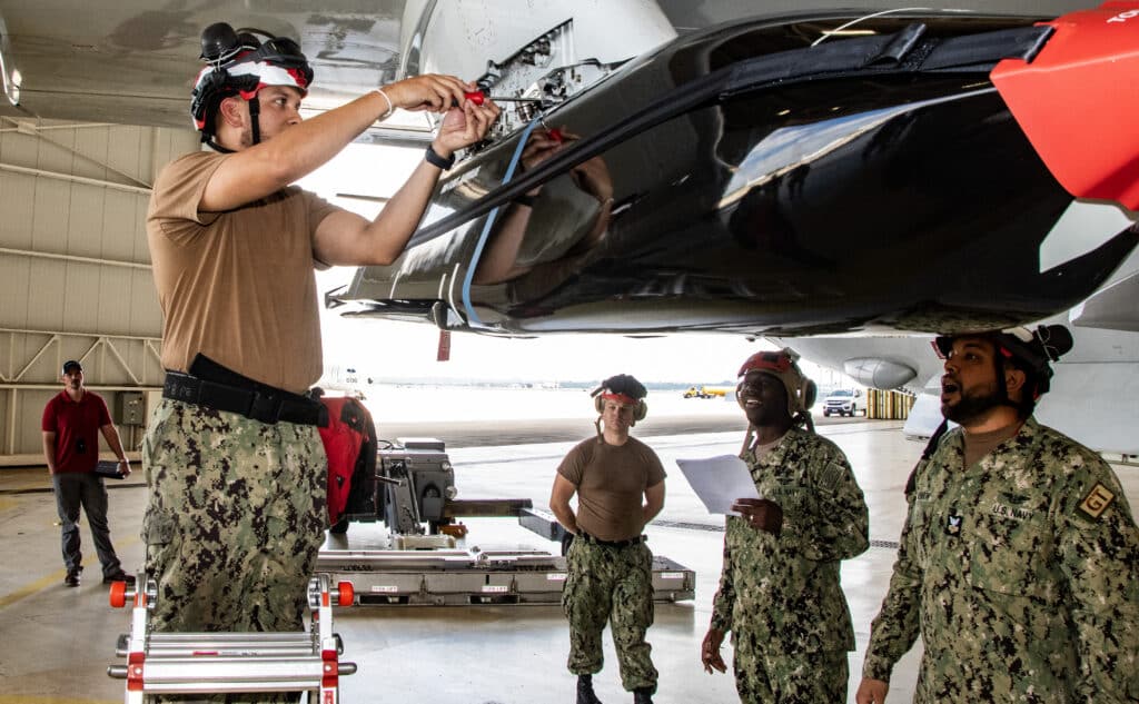 La Marine américaine cherche un missile antiradar polyvalent avec capacité air-air