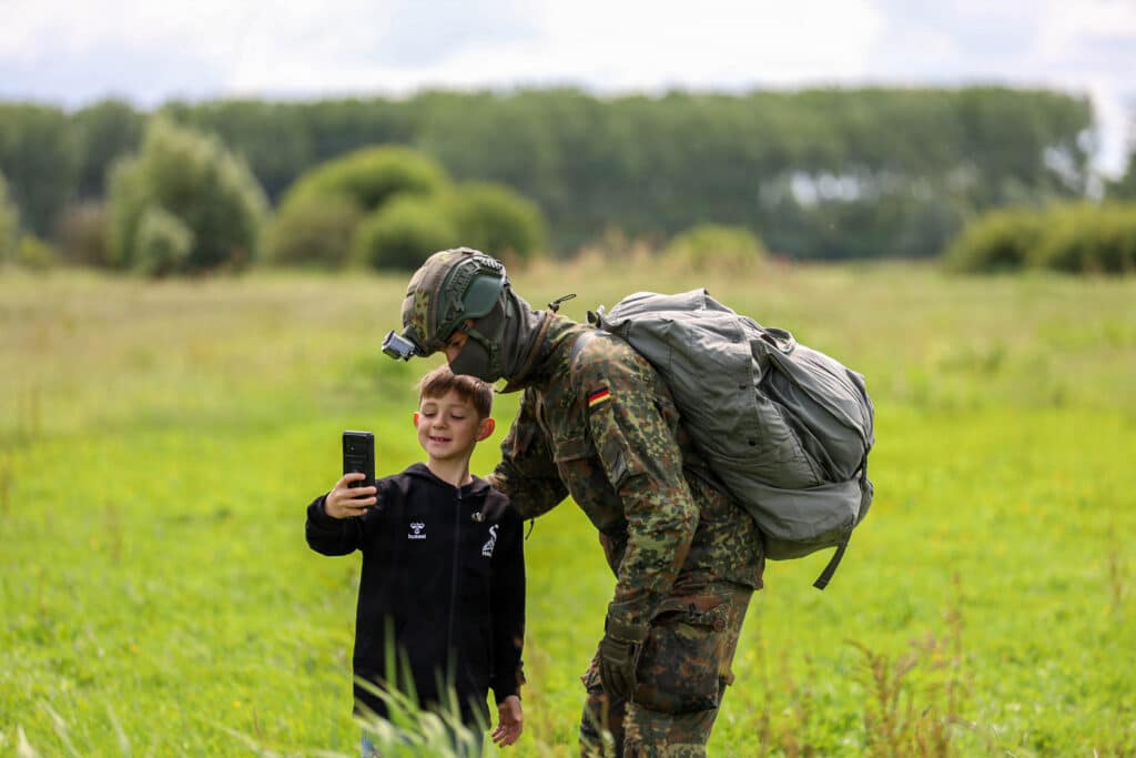 Des parachutistes britanniques parachutés en France lors de l’exercice multinational ORION 26