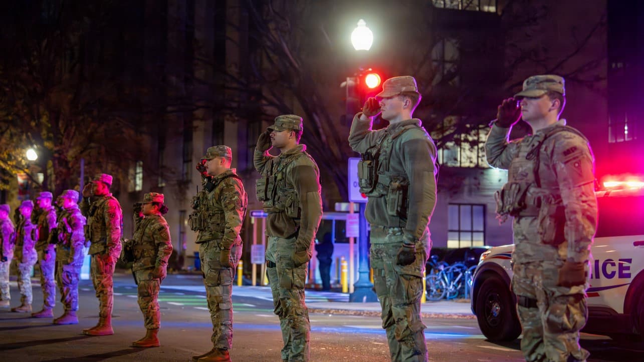 Des militaires de la Garde nationale rendent hommage à la spécialiste Sarah Beckstrom lors de son cortège funèbre à Washington, D.C., le 27 novembre 2025.