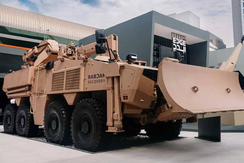 Rabdan Mk2 8×8 d’EDGE Group en version véhicule de récupération blindé exposé à IDEX 2025.