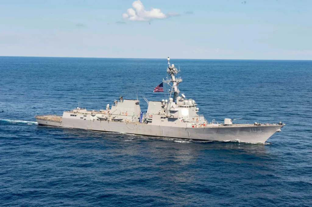 Le destroyer USS Truxtun heurte latéralement un navire de ravitaillement en haute mer