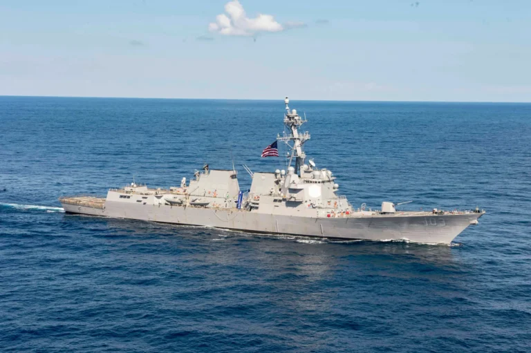 Le destroyer USS Truxtun heurte latéralement un navire de ravitaillement en haute mer
