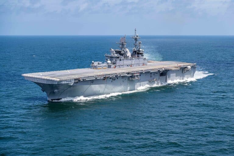 USS Tripoli : 2 200 Marines déployés au Moyen-Orient dans le cadre du renforcement américain