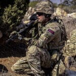 Les Royal Marines s’entraînent avec les services d’urgence dans un stade à Édimbourg