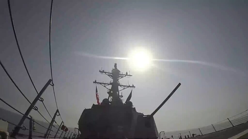 Des images montrent des navires américains lançant un barrage de missiles contre l’Iran