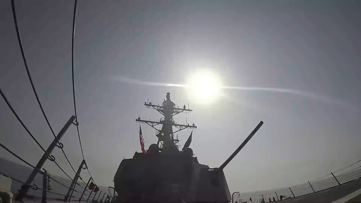 Des images montrent des navires américains lançant un barrage de missiles contre l’Iran