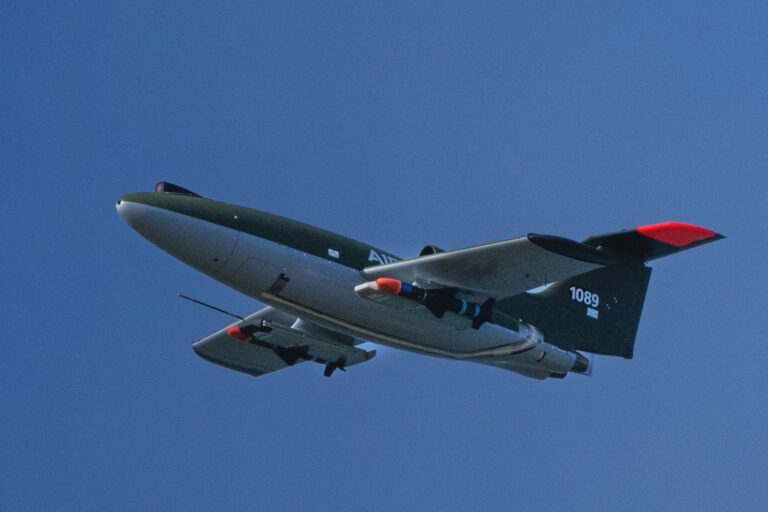 Premier vol réussi : le drone intercepteur autonome Bird of Prey d’Airbus neutralise un drone kamikaze avec un missile Frankenburg