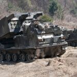 Qu’est-ce que le M270 MLRS ? Le lance-roquettes de précision au cœur de l’artillerie moderne