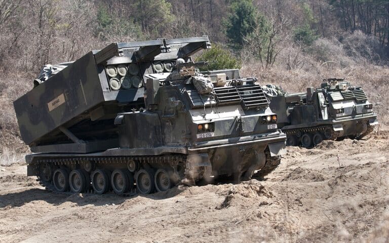 Qu’est-ce que le M270 MLRS ? Le lance-roquettes de précision au cœur de l’artillerie moderne