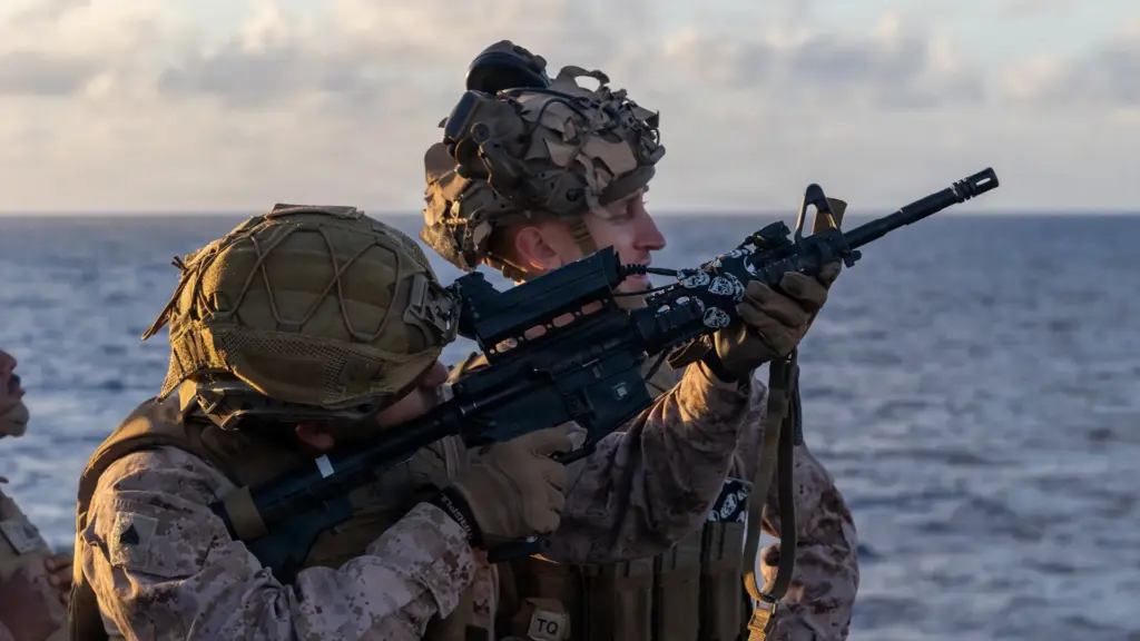 Des Marines Américains en route pour le Moyen-Orient équipés de carabines avec viseurs intelligents anti-drones