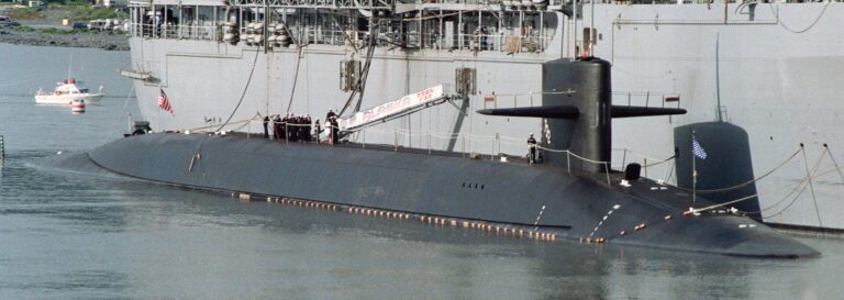 Le sous-marin nucléaire lance-missiles USS Alaska de l’US Navy fait escale à Gibraltar