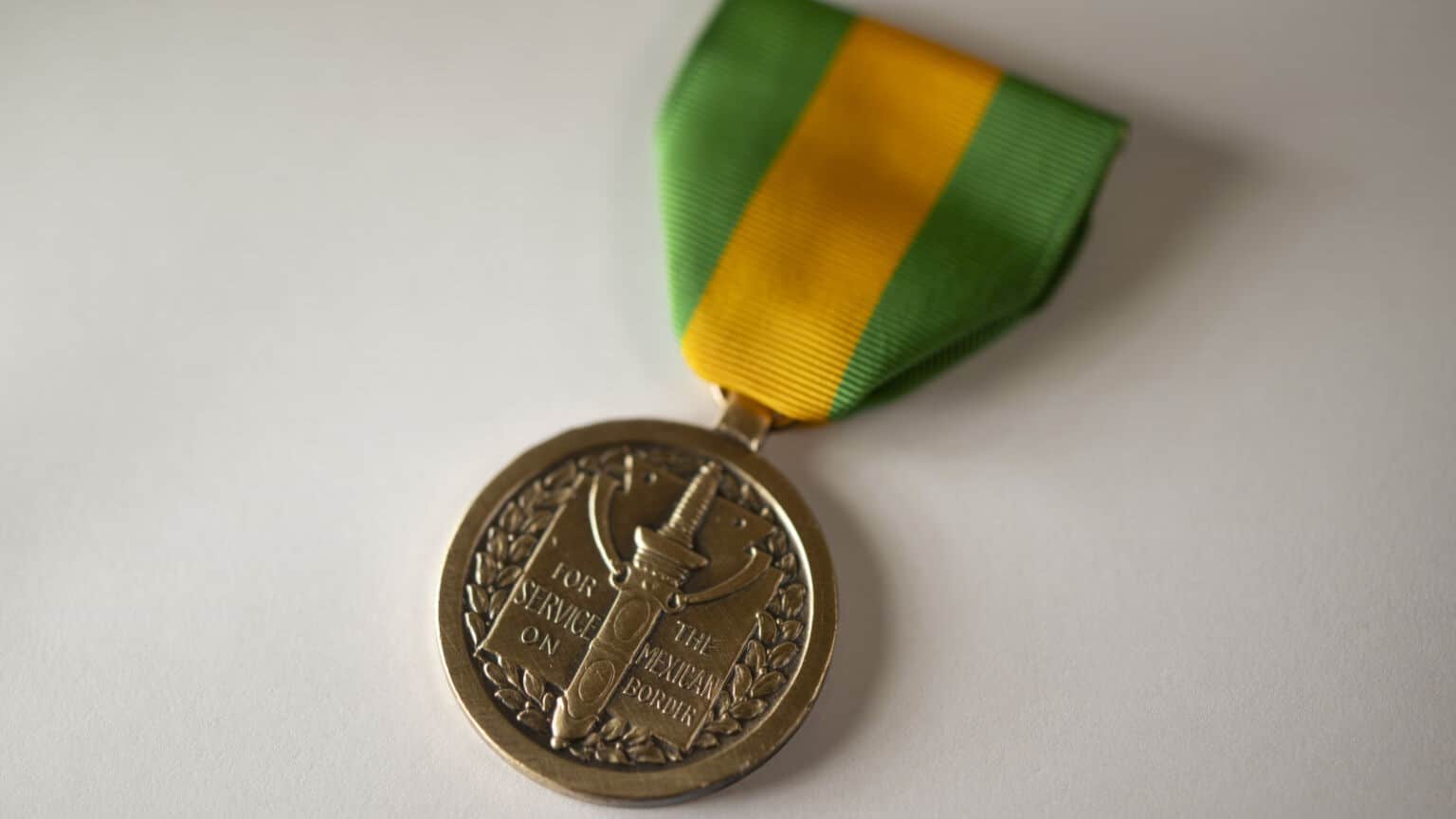 La nouvelle Médaille de Défense de la Frontière Mexicaine, avec un ruban vert et jaune