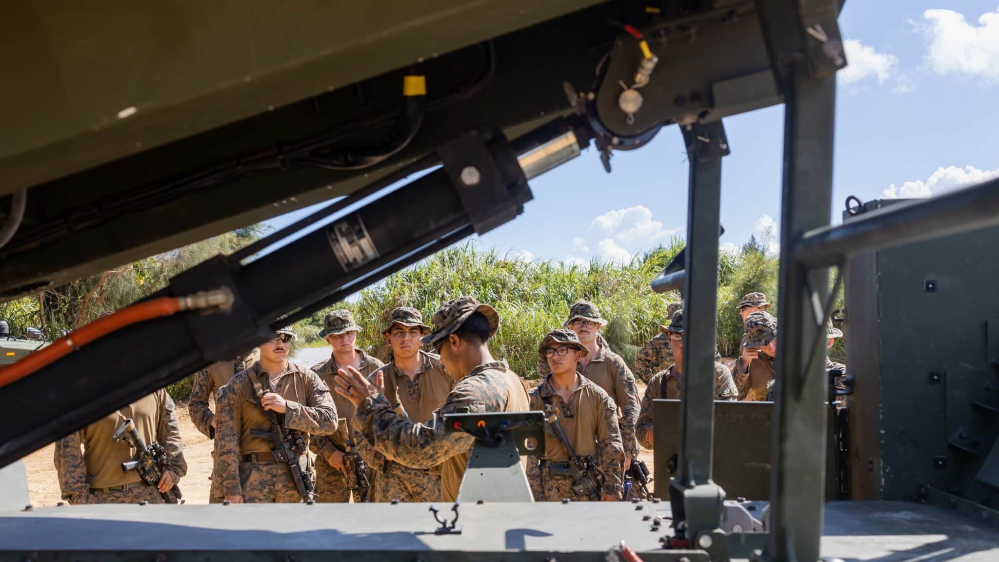 Marines en formation sur le système NMESIS à Okinawa