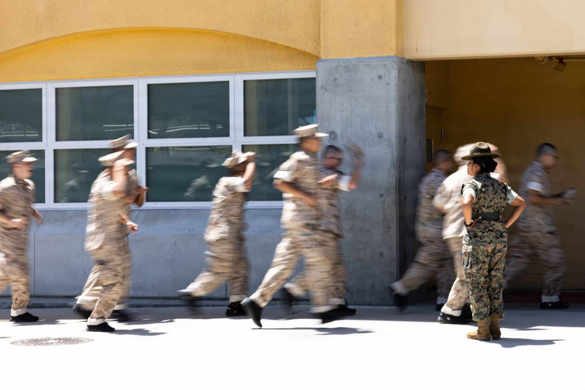 Recrues Marines courant vers leur quartier lors du Pick-Up Day à San Diego