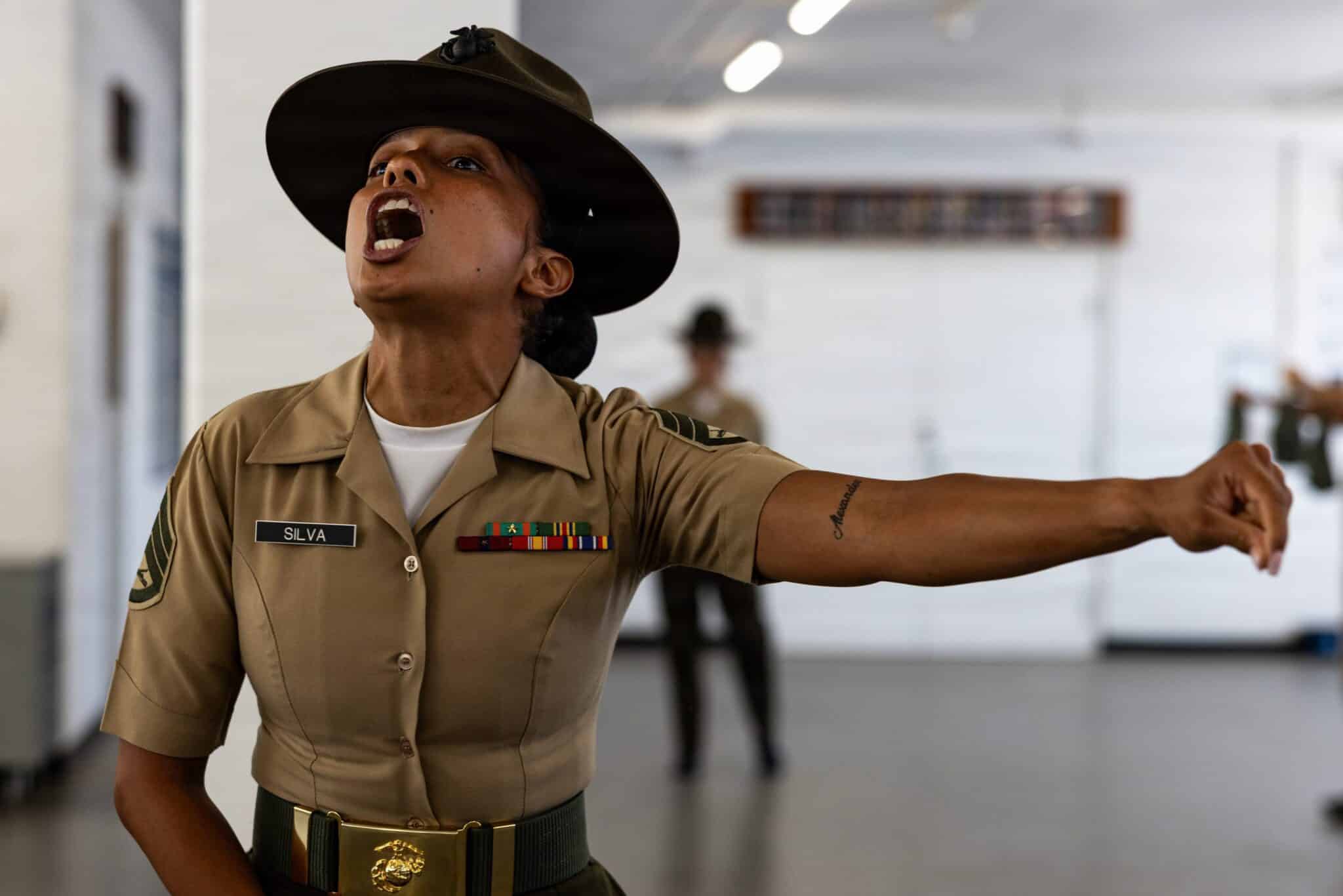 Sgt. Esmeralda Silva instruisant ses recrues lors du Pick-Up Day à San Diego