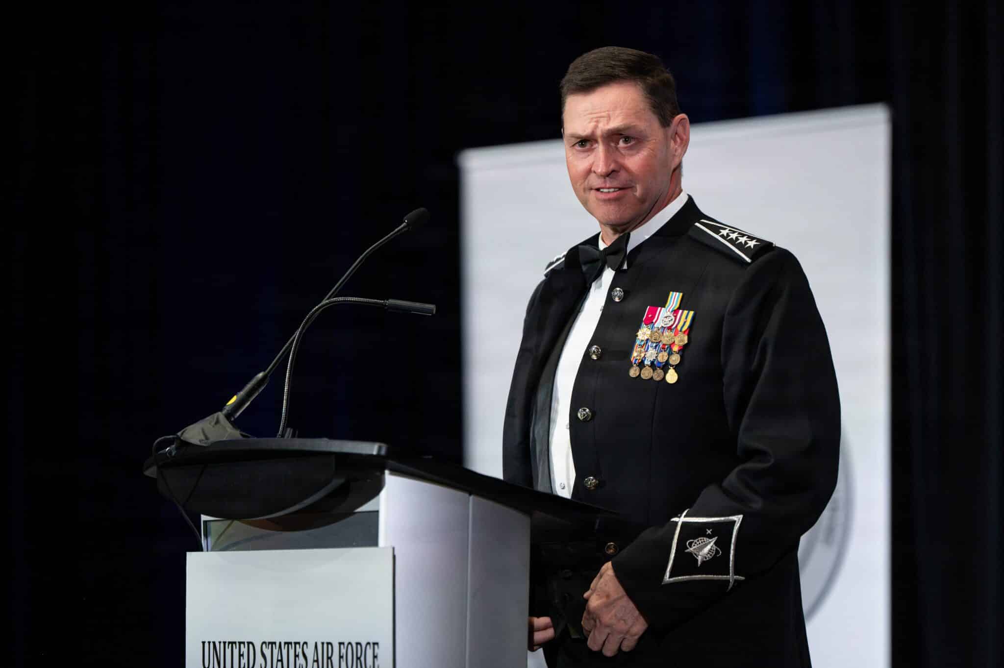 Le général Chance Saltzman lors de la cérémonie de remise des diplômes à l'Air Force Weapons School, juin 2026.