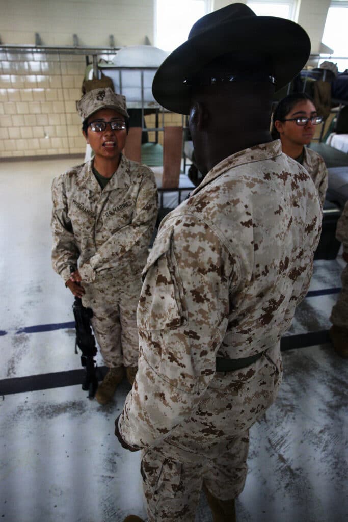 Voici à quoi ressemble la première rencontre des recrues Marines avec leurs instructeurs