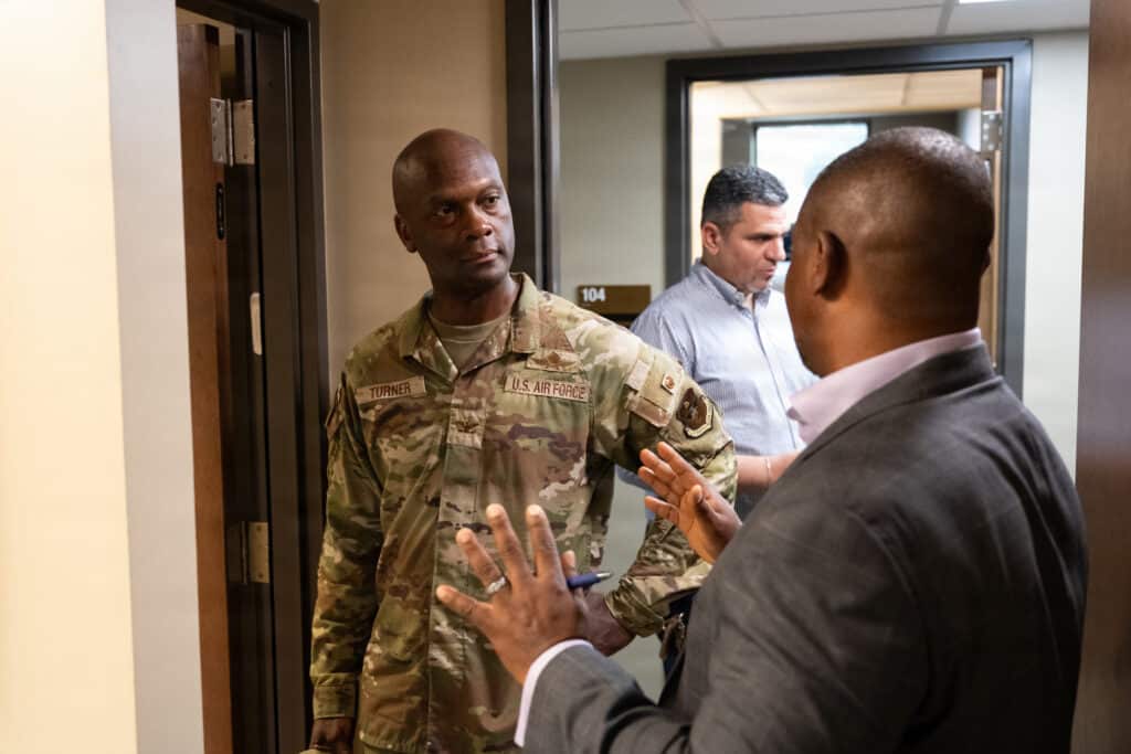 Des familles à la base aérienne de Lackland au Texas dénoncent des quartiers envahis par les mauvaises herbes