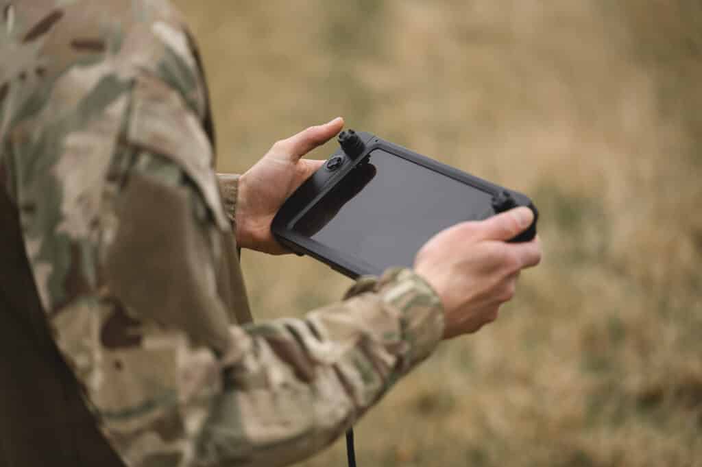 Le système BLAZE utilise les données radar pour guider automatiquement le drone vers la cible