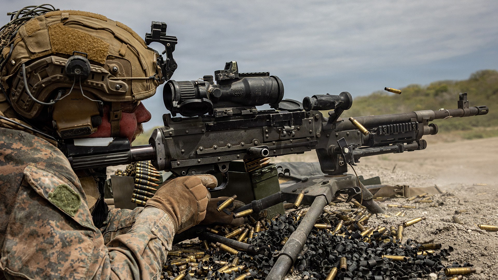 Marine en exercice avec une mitrailleuse