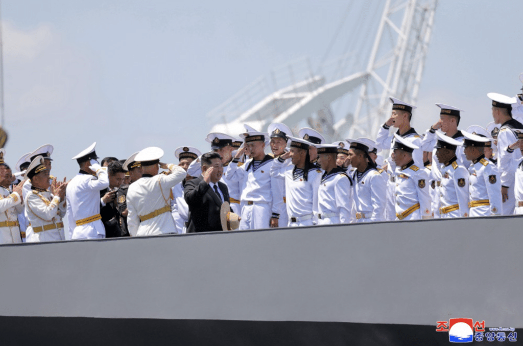 Kim Jong Un salue l’équipage du destroyer Choe Hyon lors de la cérémonie de mise en service à Nampho