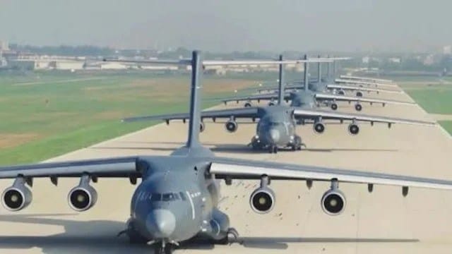 Dix avions Y-20B équipés de moteurs WS-20 en formation