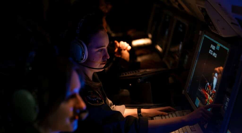 Officiers de surveillance et de contrôle à bord d’un E-7A Wedgetail de la Royal Australian Air Force déployé en Allemagne