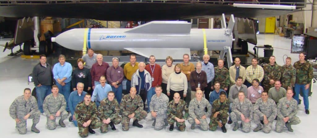 Maquette de la GBU-57 Massive Ordnance Penetrator et simulateur B-2 Spirit