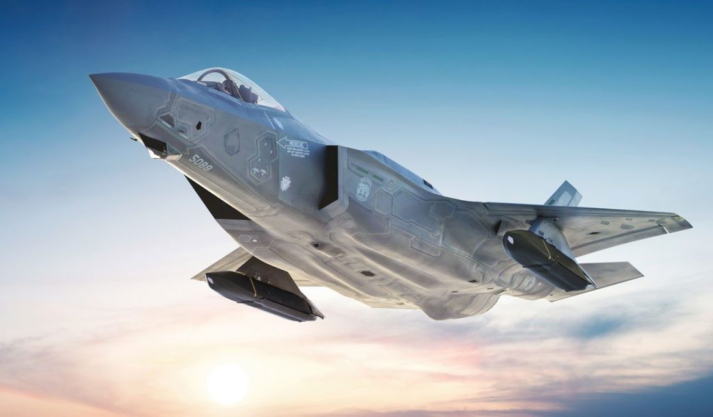 Un chasseur F-35 en vol au coucher du soleil