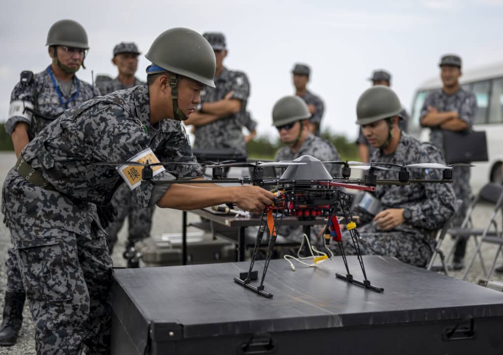 Un membre des forces aériennes d’autodéfense japonaise installe un drone lors d’un exercice à la base de Misawa