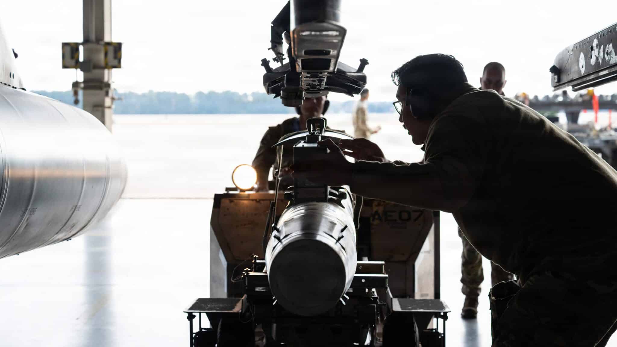 Des membres du 55th Fighter Generation Squadron chargent un missile AGM-88 HARM sur un F-16 en février 2026.