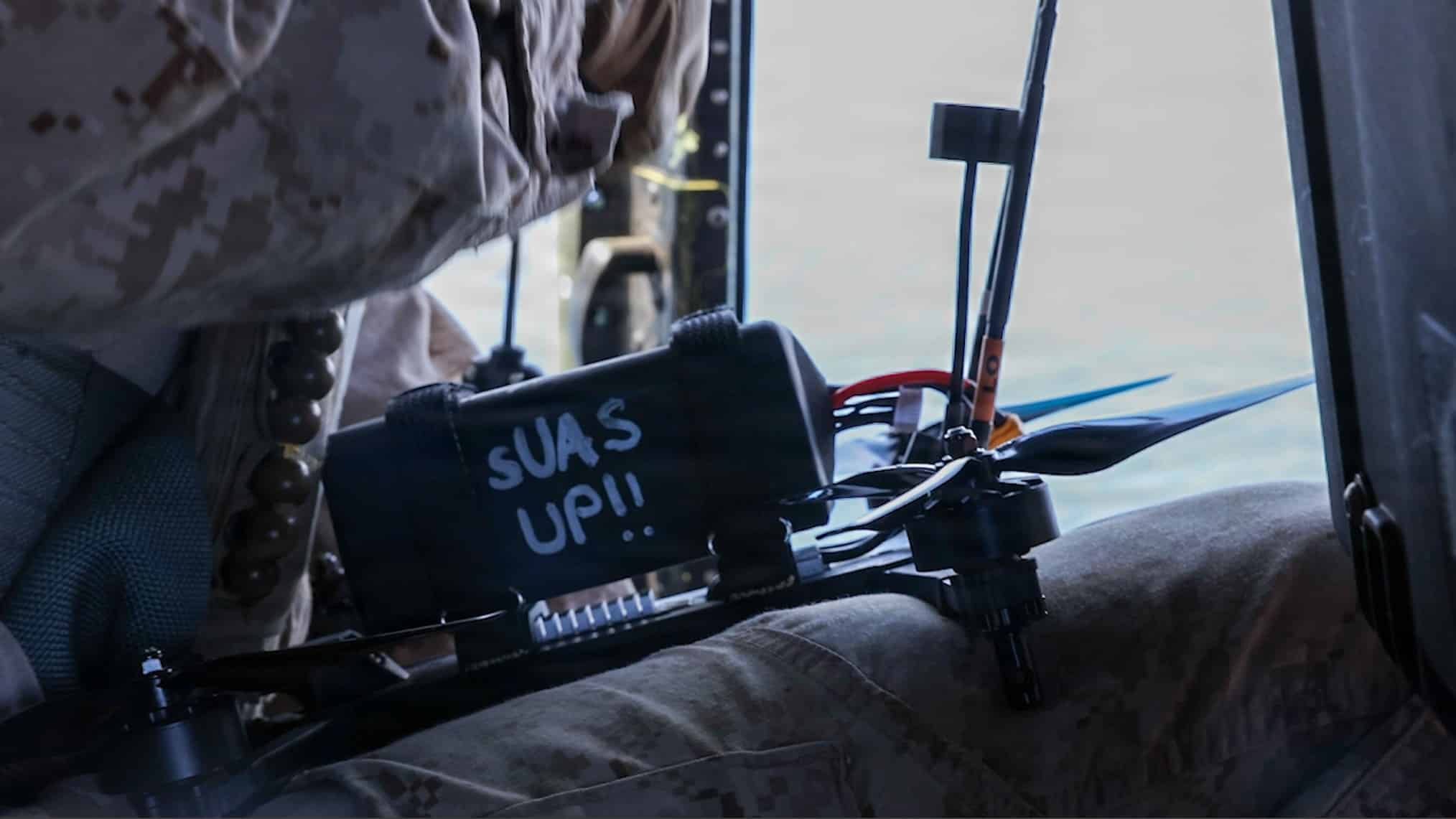 Marines américains testant l’intégration de drones FPV depuis un hélicoptère UH-1Y Venom.