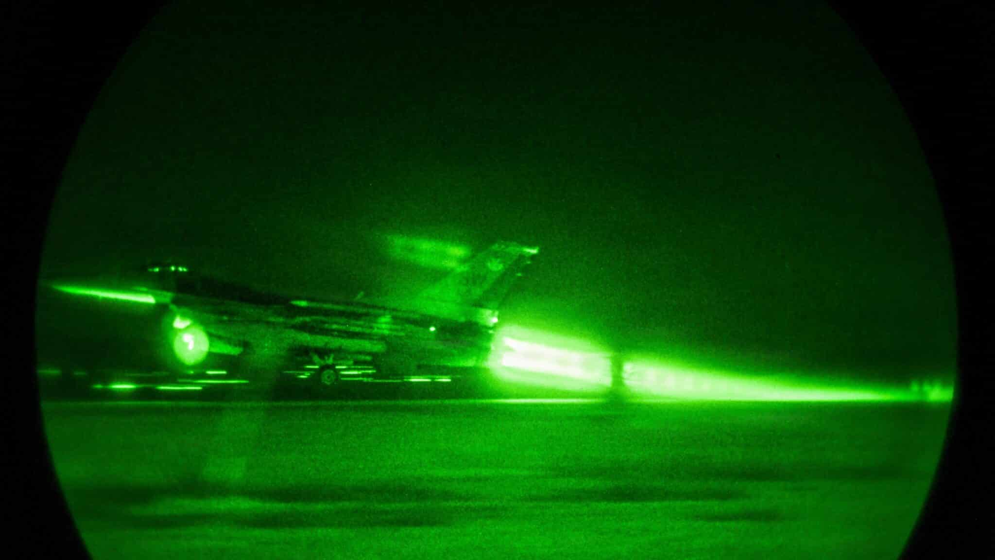 Un F-16 Fighting Falcon décolle dans la zone de responsabilité du Central Command des États-Unis, 22 juin 2026.