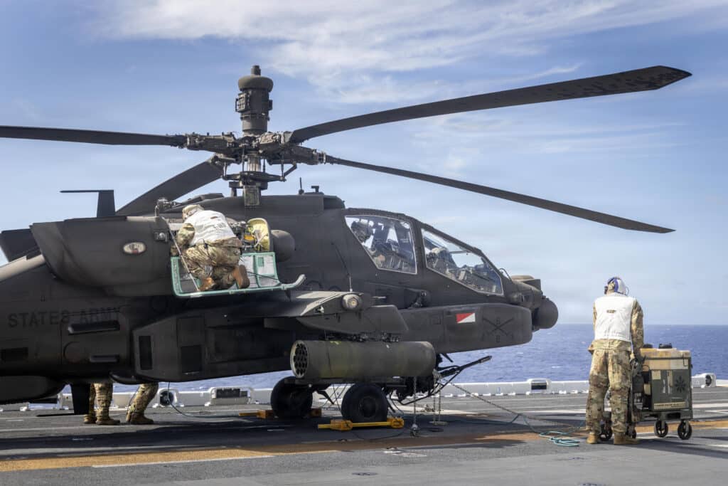 Le Pentagone lève la suspension des pilotes d’hélicoptères AH-64 Apache de la Garde nationale