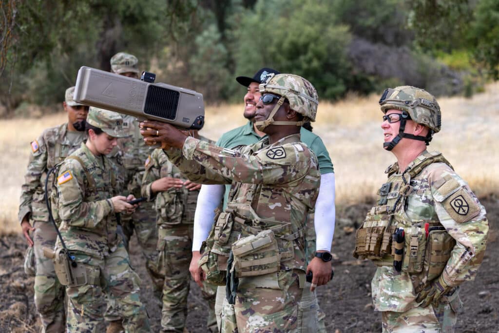 Soldats Cyber : Collaboration pour renforcer la maîtrise des drones sur le champ de bataille
