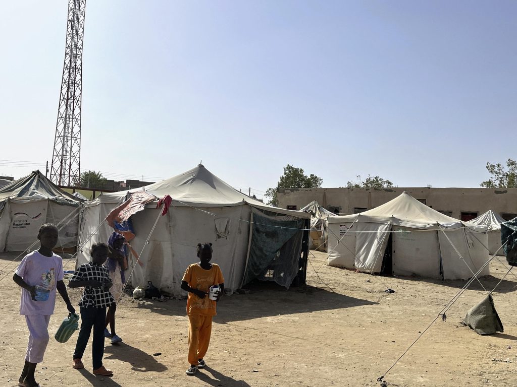 Enfants se rendant aux toilettes dans un camp de réfugiés à Port Soudan, est du Soudan, le 3 mai 2025.