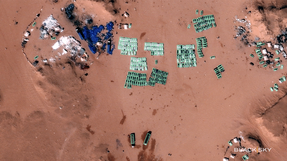 Mouvements de véhicules sur un camp des Rapid Support Forces au Soudan capturés en février et mars 2026