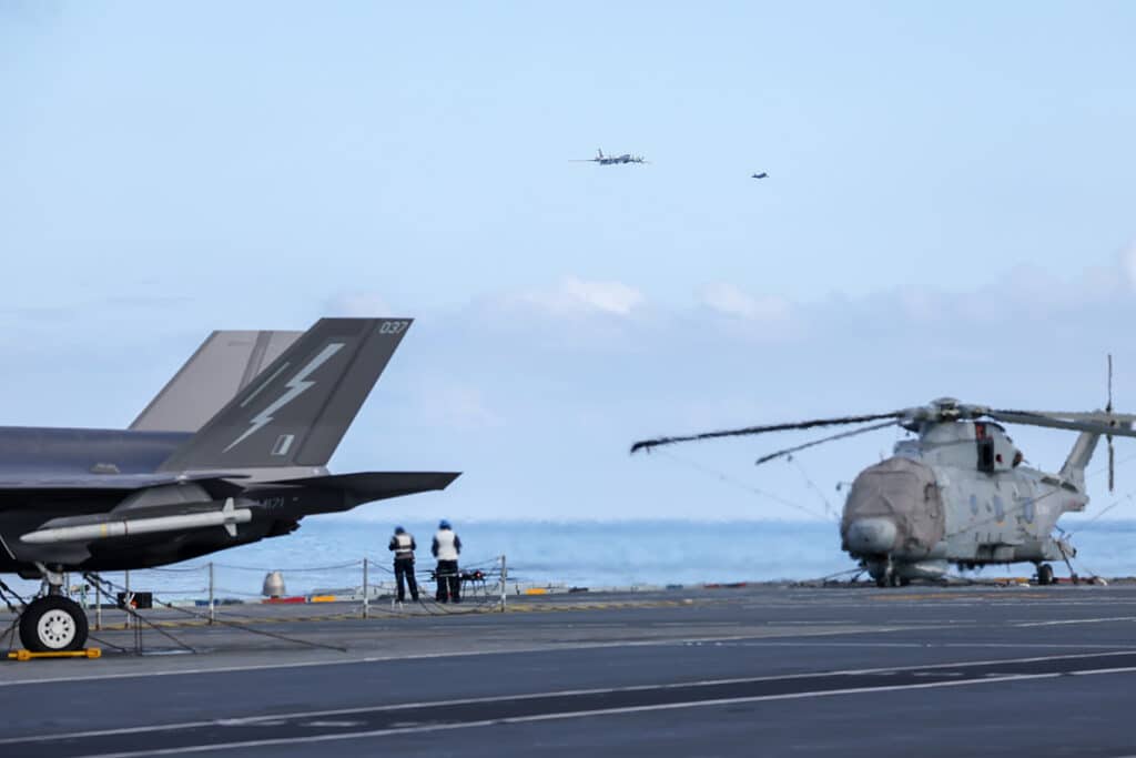 Un avion russe Bear survole de près le porte-avions britannique HMS Prince of Wales en mer de Norvège