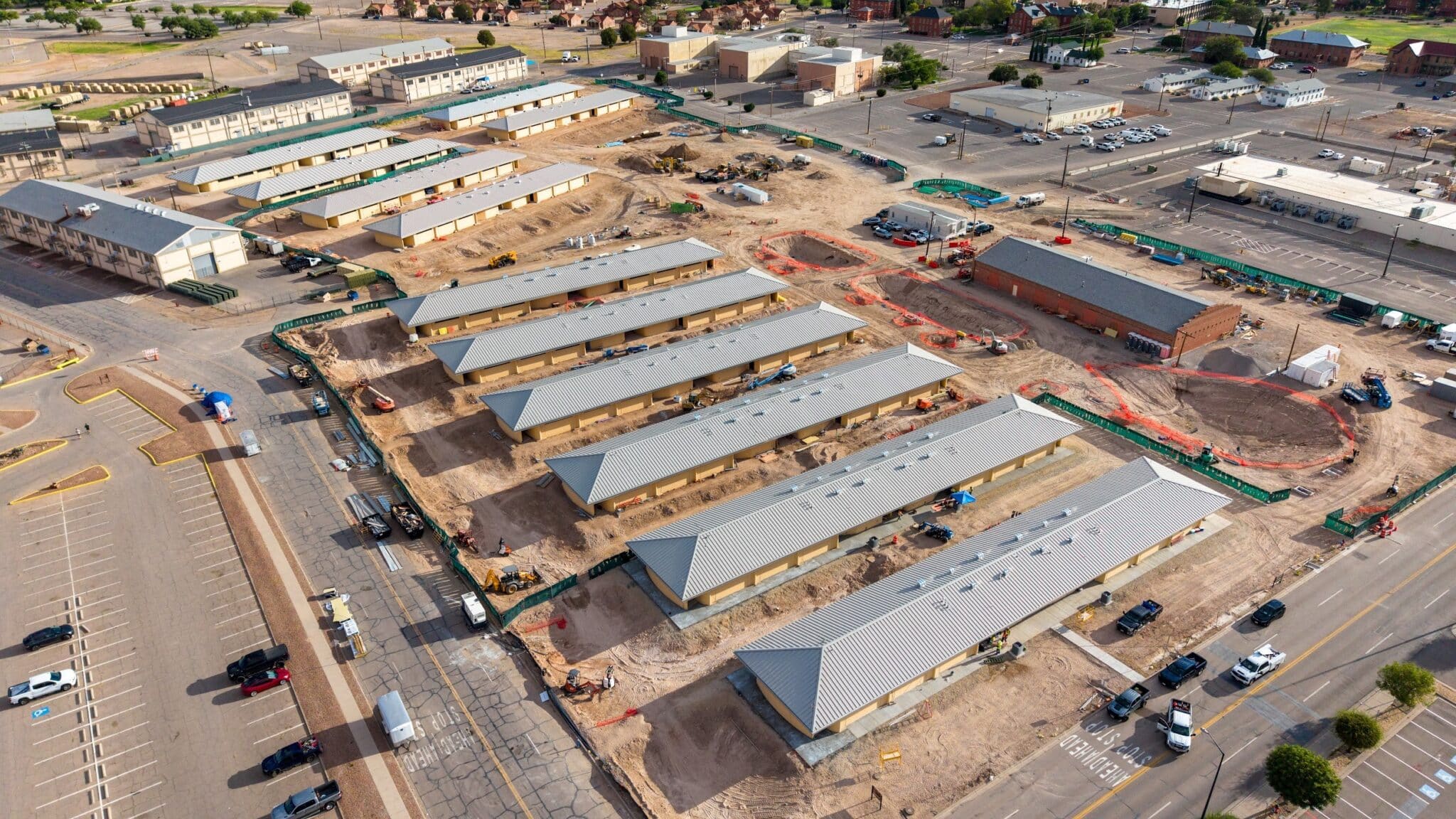 Vue aérienne des nouvelles casernes imprimées en 3D au Fort Bliss, Texas