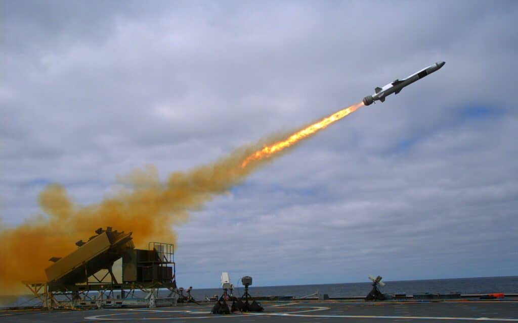 Lancement d’un Naval Strike Missile depuis le navire USS Coronado